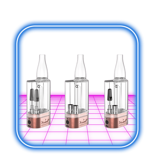 Tre transparenta cylindriska vapetankar med kopparbaser sitter mot en glödande rosa bakgrund i en blåkantad fyrkant. Varje tank, kompatibel med Hamilton PS1 510 Batteri, har en annan munstyckesstil, från smal till bred.