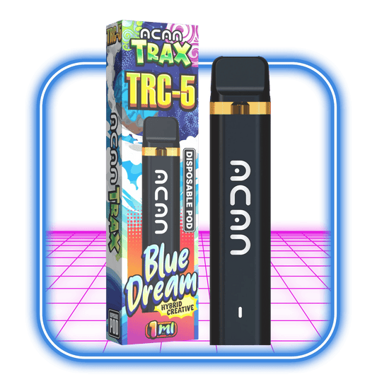 En TRAX / TRC-5 95% Vape 1ml-enhet i Blue Dream av Acan sitter bredvid dess vågiga blå och rosa förpackning och erbjuder en raffinerad vape-upplevelse.