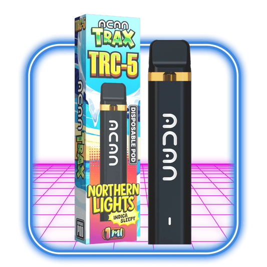 En elegant svart engångsvape märkt ACAN finns bredvid dess TRC-5 Vape-förpackning, som visar upp TRAX TRC-5 Northern Lights Indica Sleepy 1ml mot en rosa bakgrund med en livlig blå neonkant.