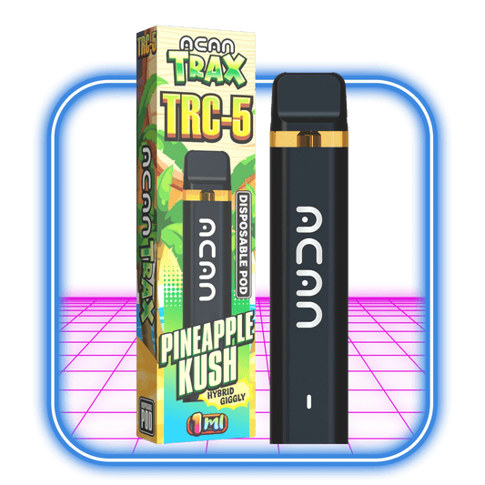 Bilden visar en svart Acan TRAX/ TRC-5 95 % engångsvapepod bredvid dess förpackning, som har Pineapple Kush och livlig ananasgrafik. Boxen framhäver även Hybrid och Giggly med en kapacitet på 1 ml.