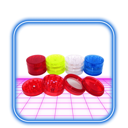 Fem Atomic 4-delade plastslipmaskiner (55 mm) i rött, gult, klart och blått visas upprätt; två röda slipmaskiner är öppna framtill för att visa pollenfacket, alla inramade av en blå kant på en lila yta.