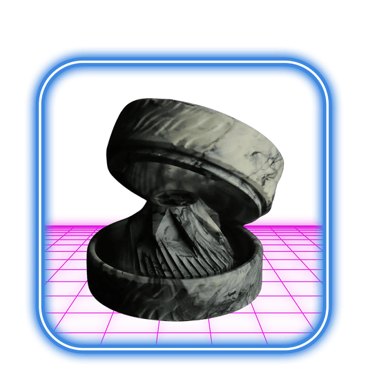 Black Marble Hash Grinder (55 mm) från Black Marble, med en rund form och slående marmormönster, är öppen för att avslöja vassa tänder inuti. Den är kontur med en blå kant och placerad på en ljusrosa mönstrad yta.