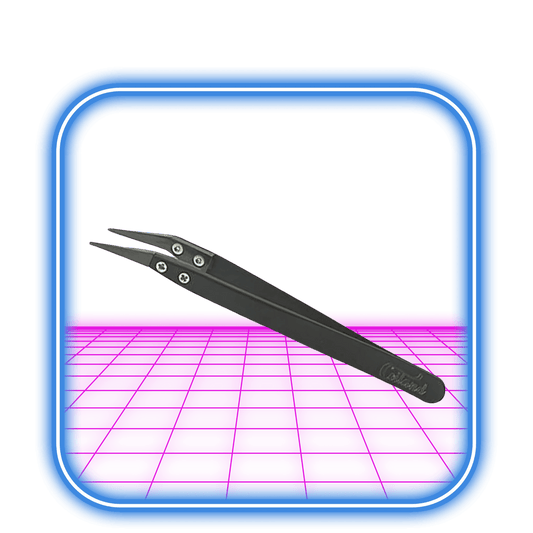 Bilden visar Coilands keramiska pincett, med en svart precisionsdesign med en spetsig spets gjord av material av högsta kvalitet. De är isolerade inom en blåkantad fyrkant på en ljusrosa bakgrund med subtila abstrakta rutmönster.