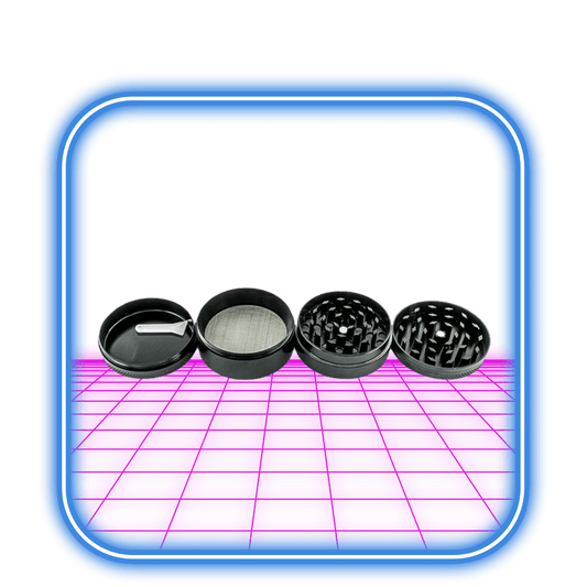 En Crazy Critters | Metal Grinder 4-Part Jaguar (55mm) från Crazy Critters, är synligt med pollenfack, visa i en blå rundad fyrkantsram mot rosa bakgrund.