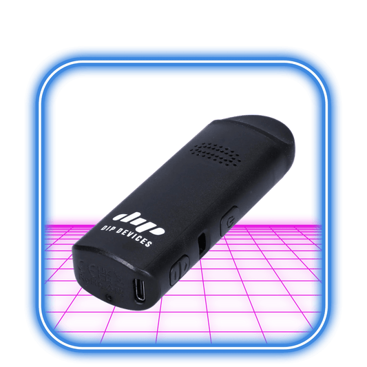 A Dip-enheter | Aster Vaporizer - Svart, med knappar och en USB-port, sitter på en rosa strukturerad yta med en blå rundad fyrkantig kant, som visar upp sin kompakta design från Dip Devices.