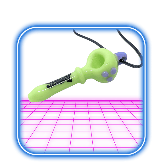 Dogg Lbs Everyday Necklace Spoon Hand Pipe 3'' i Slyme Colors är en grön, trollstavsformad handgjord glaspipa med lila accenter och en svart sladd, som visas inuti en blå ram med en glödande rosa yta.