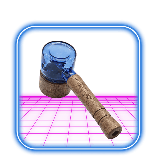 Dogg Lbs Everyday Wood Handle Glass Sherlock Hand Pipe 5'' från Dogg Lbs, med ett trähandtag och blått transparent glashuvud, vilar på en glödande rosa och lila yta inramad av en blå rundad fyrkantig kant.