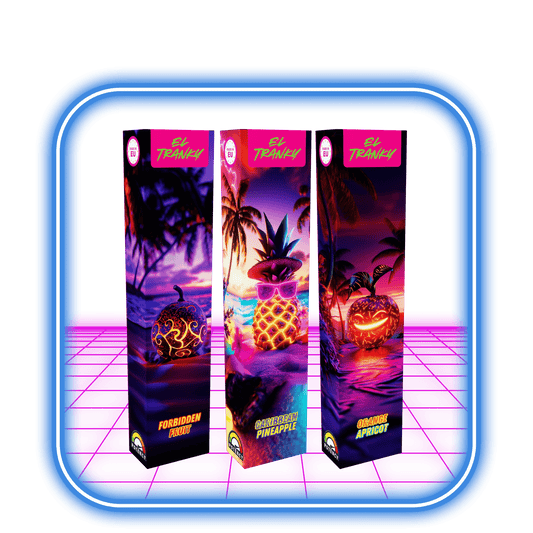 Tre EL TRANKY THCB + THCHO Vape 2ml - 3pack Bundleboxar står upprätt på en neonrosa plattform, var och en med livfulla konstverk av Forbidden Fruit, Crystal Pineapple och Orange Aprikos med solnedgångsstrandbakgrund.