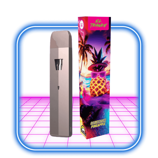 En elegant EL TRANKY vapepenna i silver står bredvid en livlig ask märkt "EL TRANKY THCB + THCHO | Vape 2ml | Caribbean Pineapple (Hybrid)", inställd mot en neonrosa och blå bakgrund – äkta engångsvape-stil.