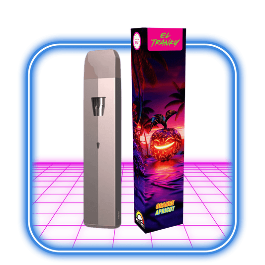 En elegant beige engångsvape sitter bredvid en livlig EL TRANKY THCB + THCHO Orange Apricot (Sativa) 2 ml vapebox, med tropiska palmer och neonaccenter för en unik upplevelse.