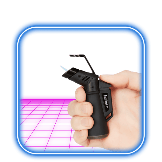 En hand håller en Easy Torch | Freestyle Rubber Red från Easy Torch, dess blå vindresistenta jetflamma synlig mot en digital bakgrund med blå och rosa inslag.