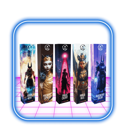 5st svarta THCB + THCHO vape-pennor sitter bredvid en lila låda märkt Blueberry_Dream_Hybrid. Egyptiska mönster, inklusive en farao och en ankh, pryder lådan. Båda föremålen visas på en levande neonrosa och blå bakgrund.