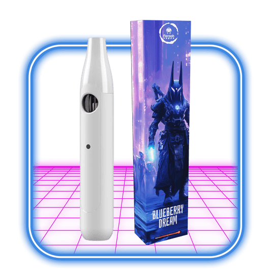 En svart THCB + THCHO vape-penna sitter bredvid en lila låda märkt Blueberry_Dream_Hybrid. Egyptiska mönster, inklusive en farao och en ankh, pryder lådan. Båda föremålen visas på en levande neonrosa och blå bakgrund.