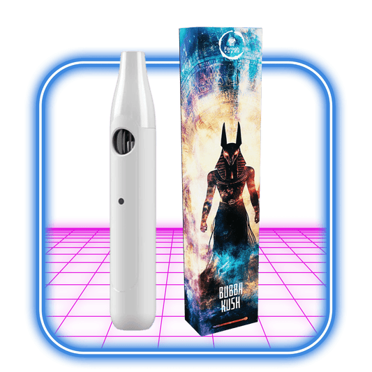 En vit Faraoh THCB + THCHO Vape 1 ml (Bubba Kush, Indica) står bredvid en livlig Faraoh-låda med konstverk med egyptiskt tema, mot en neonrosa och blå bakgrund. Perfekt för vape-fans i Sverige.
