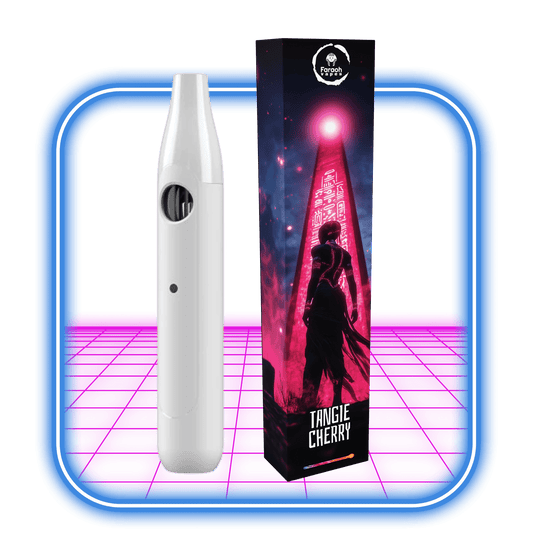 En svart THCB + THCHO vape-penna sitter bredvid en lila låda märkt Tangie_Cherry_Sativa. Egyptiska mönster, inklusive en farao och en ankh, pryder lådan. Båda föremålen visas på en levande neonrosa och blå bakgrund.