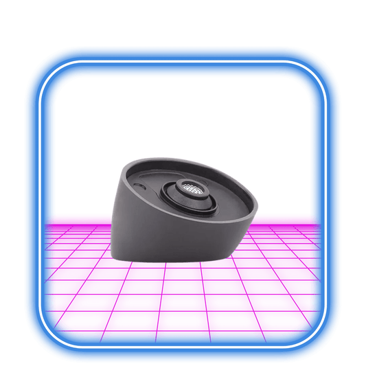 En svart smart högtalare med en cirkulär topp vilar på en glödande rosa yta inuti en blå rundad fyrkantig ram – elegant stil som Flowermate | STYLO Munstycke av Flowermate.