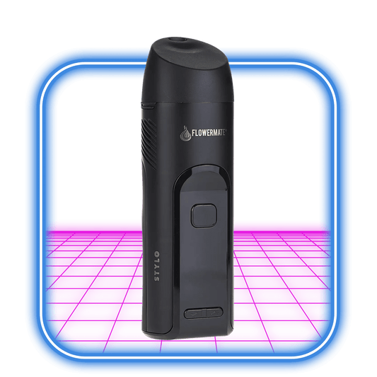 Flowermate Stylo från Flowermate står upprätt på en ljusrosa yta inom en glödande blå ram, vilket framhäver dess eleganta utseende och effektiva hybriduppvärmning.