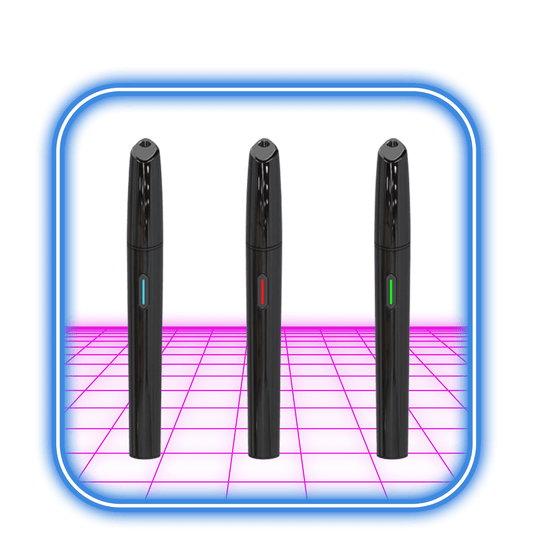 Tre snygga svarta Flowermate | Wix elektroniska pennor med zirkonia-munstycke står upprätt på en glödande rosa yta, var och en med en olikfärgad knapp. Bilden är inramad av en blå rundad fyrkantig kant.