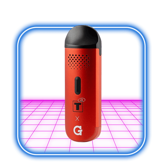 G Pen Dash - Mike Tyson från G Pen är en röd, kompakt torrörtvaporizer med en svart topp, ventilationshål, litet fönster och vita/svarta logotyper, som visas upprätt mot en lysande rosa och blå futuristisk bakgrund.
