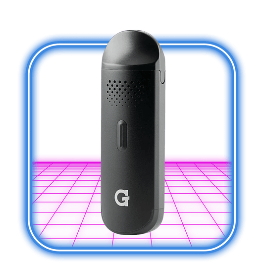 G-pennan | Dash från G Pen, en elegant svart kompakt vaporizer med signaturen G-logotyp, står upprätt på en neonrosa yta och är markerad av en glödande blå kant.
