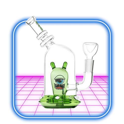 HEMPER Space Monster Bong 7'' - Green har klart borosilikatglas, gröna accenter och ett tecknat cyklopansikte med tänder, som visas på en rosa och blå digital bakgrund.