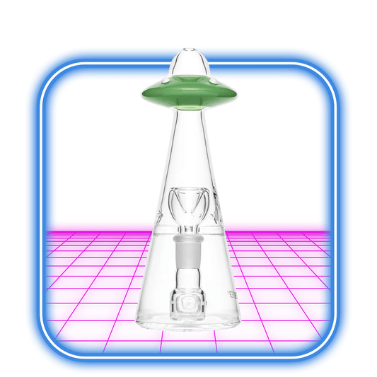 Centrerad mot en neonrosa och blå geometrisk bakgrund, HEMPER UFO Vortex Bong 7" - Green har en konformad design av klart borosilikatglas med en grön kupolöverdel - perfekt för att visa upp din unika stil.