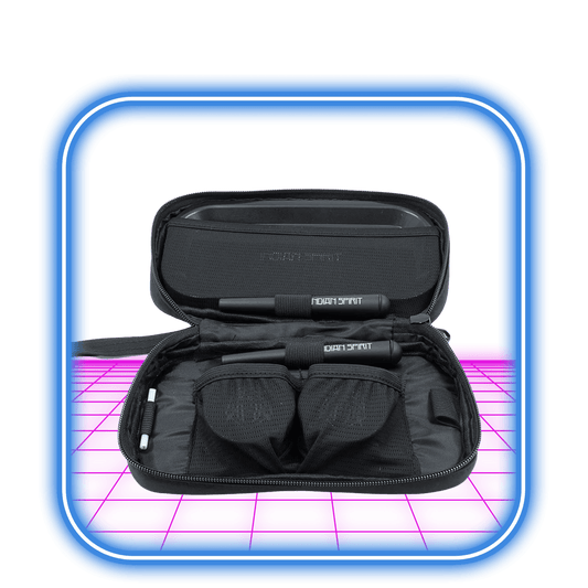 Den indiska Anden | Gorilla Bag av Indian Spirit är en svart förvaringsväska med nätfickor som rymmer två svarta ROAM SMART handhållna enheter, som visas mot en rosa-blå digital bakgrund. Perfekt för rök och vapingtillbehör.