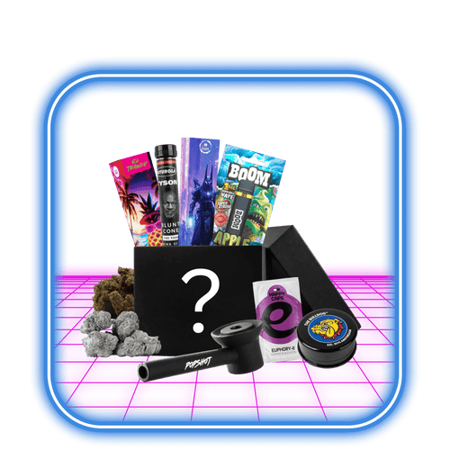 En Mystery Box (Värde 2000kr) från HiMood, med ett frågetecken, är omgiven av nya favoriter – röktillbehör, örtprodukter, rullpapper och en svart pipa – på en glödande rosa yta med en blå kantad ram för visning och insamling.