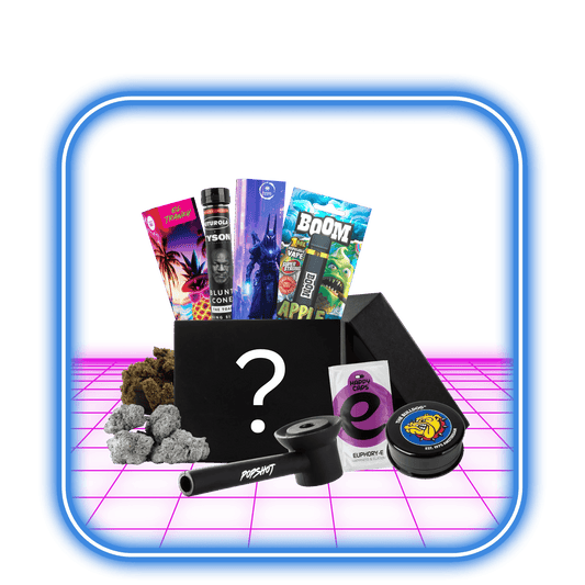 En Mystery Box (Värde 2000kr) från HiMood, med ett frågetecken, är omgiven av nya favoriter – röktillbehör, örtprodukter, rullpapper och en svart pipa – på en glödande rosa yta med en blå kantad ram för visning och insamling.