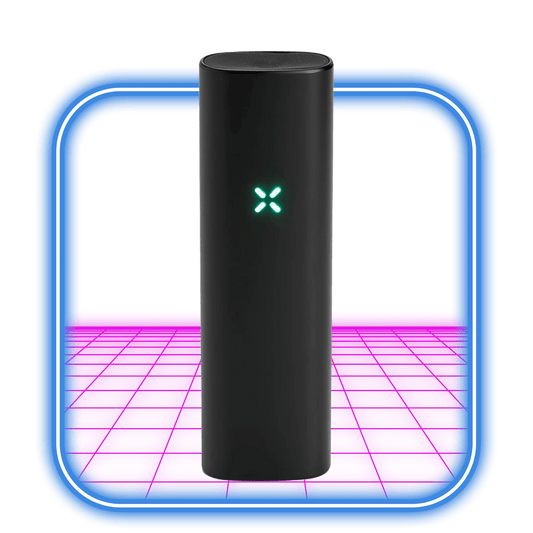 PAX | Plus Vaporizer Kit - Onyx från PAX står upprätt med sin eleganta svarta cylindriska design och glödande gröna "X", markerat mot en neon digital bakgrund, som exemplifierar intelligent temperaturkontroll och förstklassigt hantverk.