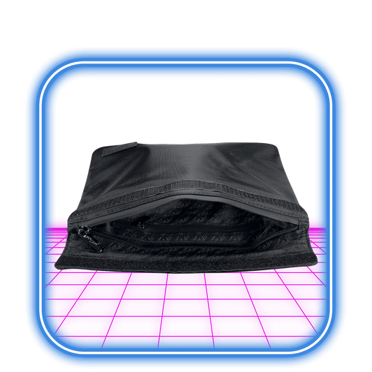 Tyson 2.0 Purize | Luktsäker påse med aktivt kol - Medium visas upplåst och visar dess innerfoder. Centrerad på en neonblå inramad, rosa mönstrad bakgrund, erbjuder diskret förvaring med aktivt kol-teknologi.