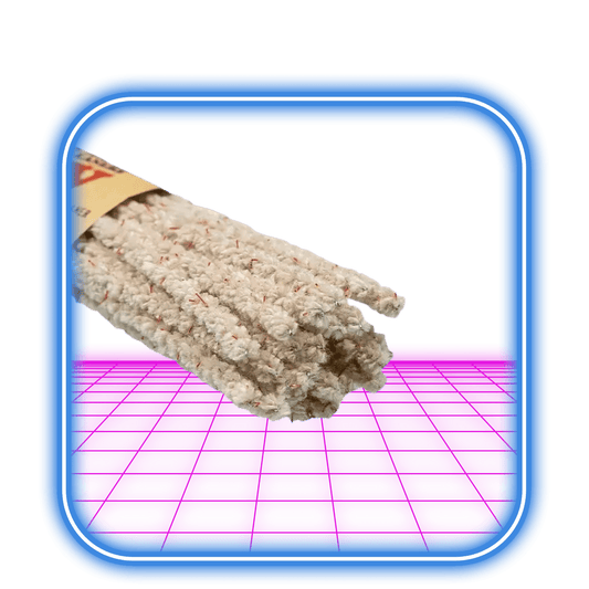 Inuti en digital ram med en blå kant, sitter RAWs Hampa Pipe Cleaners (24:a) i en bunt, som liknar strukturerade pinnar med ett spräckligt mönster, mot en neonrosa bakgrund med ett rutmönsterliknande mönster.