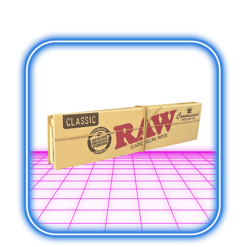 Ett paket RAW | Connoisseur Classic K.S Slim + Tips rullpapper från RAW, med brun design och Classic-etikett, visa mot neonrosa/blå bakgrund. Gjorda av naturliga oblekta papper för miljövänlig rökning.