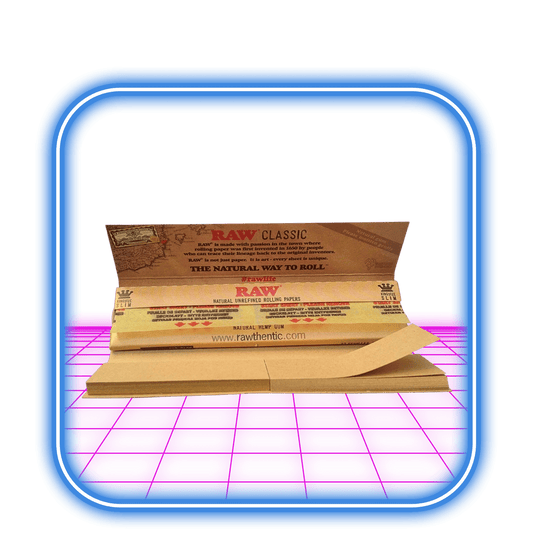 Ett öppet paket RAW | Connoisseur Classic K.S Slim + Tips rullpapper, med ett ark delvis utdraget, mot en neonrosa och blå digital bakgrund.