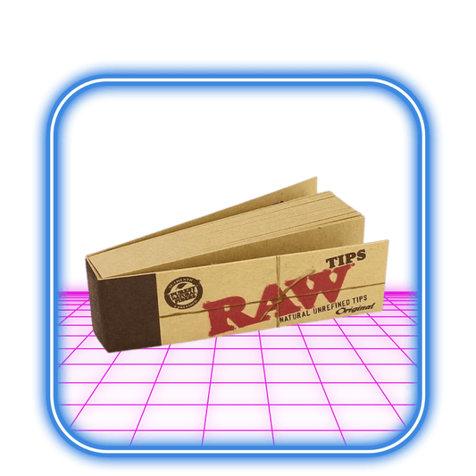 Ett paket RAW | Original Filter Tips (50st) från RAW, gjorda av naturligt papper för rullpapper och röktillbehör, visad med den bruna fliken öppen mot en rosa och blå digital bakgrund med en blå fyrkantig kant.