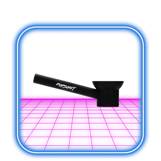 En Sunakin | PopShot - Svart rör är centrerat i en fyrkant med blå konturer, svävande ovanför ett livligt rosa glödande rutnät.