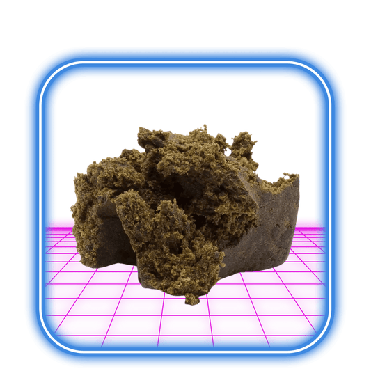 En bit THCA Hash från Flying Moose, märkt Pusher Street OG 50% - 5g, visas på en livfull rosa bakgrund med en blå kant. Ytan ser sträv och smulig ut.