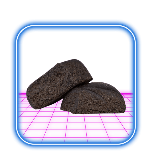 Två mörkbruna, texturerade skivor av HiMood THCA Hash - Dark Charas 31% (5g) staplade på en lysande rosa och blå bakgrund med en rundad blå kant. Produkten är tillverkad av industrihampa och innehåller en icke-psykoaktiv cannabinoid.