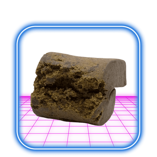 Ett brunt, poröst block som heter THCA Hash - Pusher Street OG 50% - 5g av Flying Moose vilar på en ljus rosa och blå bakgrund. Det ser ut som en tät, strukturerad svamp med en grov topp och slätare sidor, vilket tyder på ett snitt eller brott.