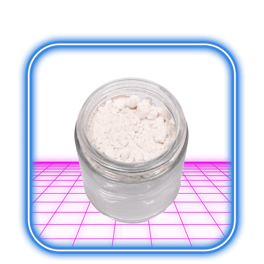 En liten glasburk med HiMood THCA Isolat 99% (1-100g) är centrerad på en ljusrosa och blå digital bakgrund med rundade blå kanter.
