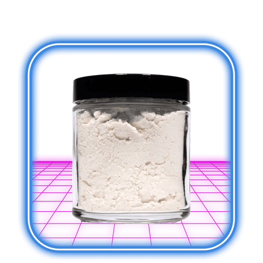 En genomskinlig glasburk med HiMood THCA Isolat 99% (1-100g) med svart lock står på en vibrerande rosa yta, inramad av en rundad blå fyrkantig kant och fylld med kristallint pulver.
