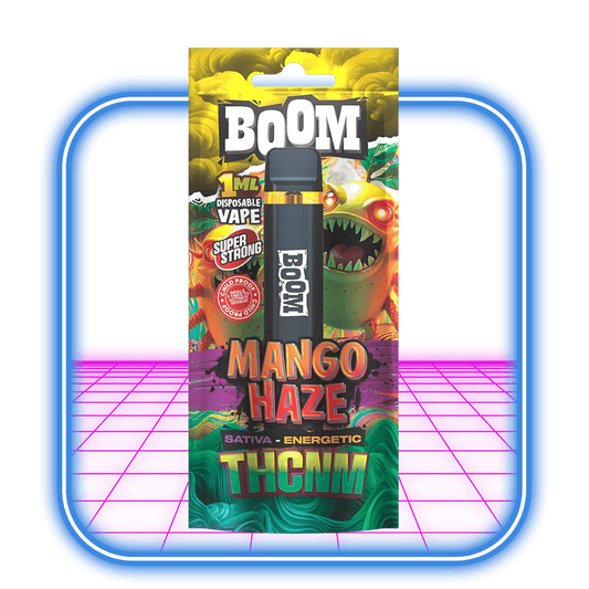 ACAN THCNM Boom Mango Haze (Sativa) Vape 1ml kommer i en livfull, energisk förpackning med ett seriemonster, fet text och cannabinoiddetaljer. Produkten står inuti en lysande blå och rosa fyrkantig ram.