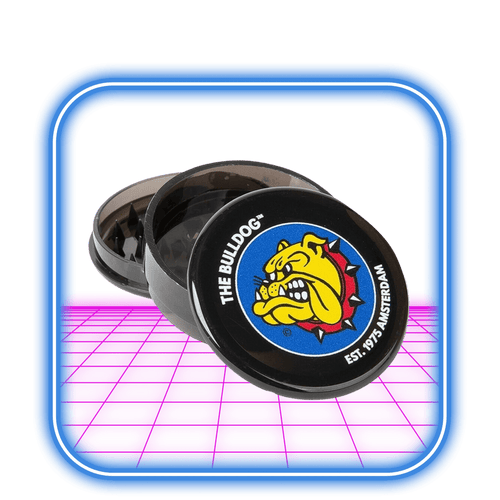 Bulldoggen | Plast Grinder Svart (60 mm) från Bulldog har en djärv bulldogdesign på svart och sitter öppen på en glödande rosa yta i en blå kantad ram. Denna 2-delade kvarn kombinerar enastående stil med pålitlig funktion.