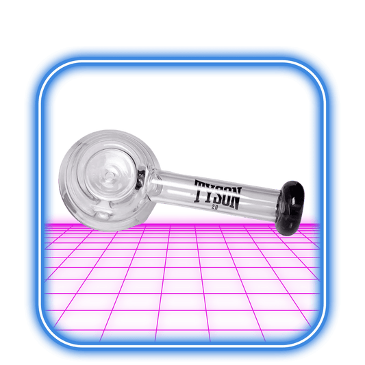 Tyson 2.0 Dynamite Hand Pipe från Tyson visas i en vinkel med ett svart munstycke, perfekt för torra örter, mot en neonrosa och blå digital bakgrund. Pipan är gjord av transparent borosilikatglas.