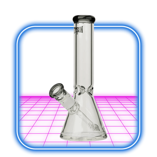 Tyson | Haymaker Water Pipe från Tyson 2.0, en bägareformad bong i genomskinlig glas, är centrerad på en rosa och blå digital bakgrund med en blå rundad fyrkantig kant.