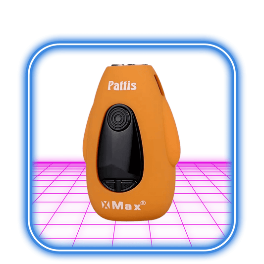 En orange och svart handhållen XMAX | Pattis 500 mAh 510 Batteri är centrerat inuti en blå fyrkantig kant på en ljusrosa geometrisk bakgrund, med USB-C-laddning.