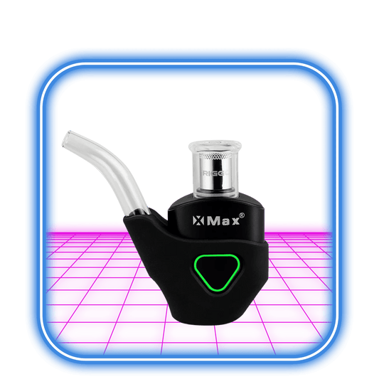 XMAX | Riggo - Svart vaporizer har ett munstycke av glas och en metallkammare, som visas på en glödande rosa yta inramad av en blå neonfyrkant - perfekt för alla som vill ha en snygg dubbpenna från XMAX.