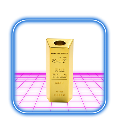 En 1000 g guldtacka, graverad FINE GOLD 999.9, lyser mot en neonrosa bakgrund med en blå 3D-ram, liknande Hamilton 510 Batteri - Hamilton Gold Bar (480mAh). Dess övre hål och löparsilhuetten förstärker dess lockelse.