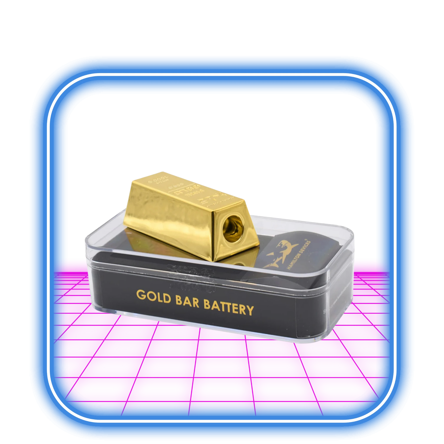 Hamilton 510 Batteri - Gold Bar (480mAh), som liknar en guldtacka, märkt Gold Bar Battery, vilar på ett svart fodral inuti en genomskinlig låda. En livfull rosa bakgrund med en blå och rosa kant förstärker dess lyxiga attraktionskraft.