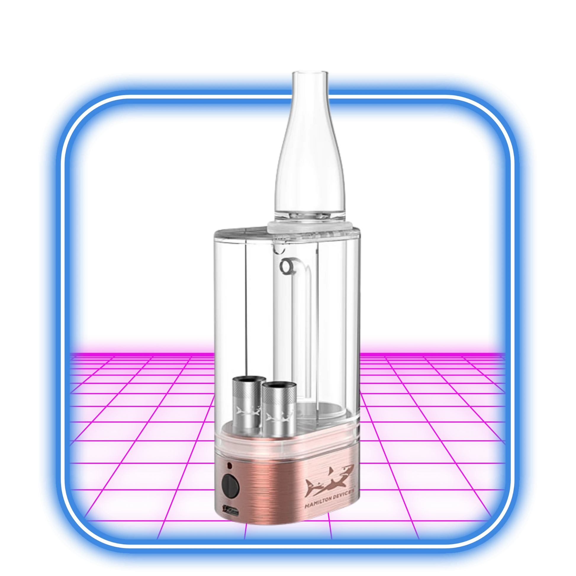 En klar, koppartonad stationär vaporizer, Hamilton PS1 Cartridge Bubbler från Hamilton, vilar på en rosa yta i en blå ram. Den innehåller en övre cylindrisk glaskomponent och främre knappar vid basen.